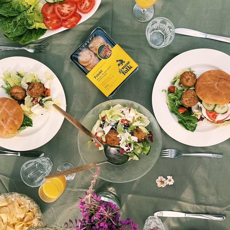 Sommerbord med falafel og burger fra Grønne Folk